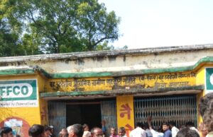 सिया में खाद के लिए किसानों की लंबी कतारें: सचिव इंद्रेश ने कहा, सभी किसानों को मिलेगी खाद