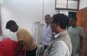 गंगा स्नान कर रही महिला श्रद्धालु को लगी ठंड, समाजसेवी ने कराया इलाज