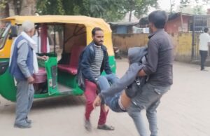 अनियंत्रित होकर बाइक रोड पर फिसली, तीन घायल रेफर