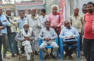 रंग लाई किसान नेता की मेहनत, दो साल से बंद और वीरान पड़ी उदहिन खुर्द सोसाइटी से किसान नेता ने बंटाई डीएपी