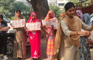 फ्रेंड्स कॉलोनी पुलिस ने रेलवे कॉलोनी में महिलाओं व बालिकाओं को किया जागरूक, साइबर ठगी से बचाव के बताए उपाय
