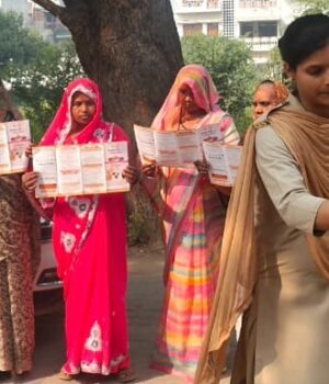 फ्रेंड्स कॉलोनी पुलिस ने रेलवे कॉलोनी में महिलाओं व बालिकाओं को किया जागरूक, साइबर ठगी से बचाव के बताए उपाय