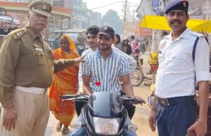 प्रतापगढ़ में उपनिरीक्षक यातायात संतोष शुक्ला का अनोखा अभियान, फूल देकर बढ़ाई सड़क सुरक्षा जागरूकता