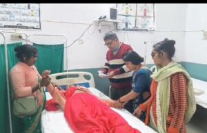निर्वाचन कार्यालय में BLO महिला चक्कर खाकर गिरीं,