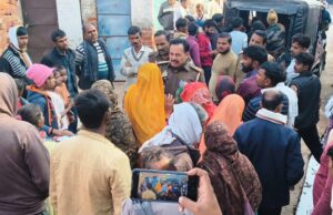 अज्ञात कारणों के चलते युवक ने लगाई फांसी घटनास्थल पर शराब के खाली रैपर व खाने की अन्य चीजें भी मिली