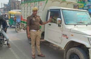 वाहन चालकों को गुलाब के फूल देकर यातायात नियम पालन को किया जागरूक