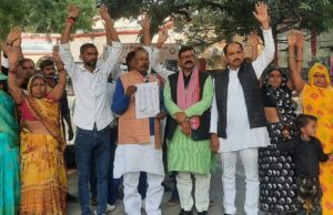 निलम्बित शिक्षक के खिलाफ ग्रामीणों ने प्रदर्शन कर की बर्खास्त करने की मांग