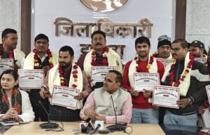 एसआईआर का कार्य पूरा करने पर बीएलओ को डीएम ने किया सम्मानि