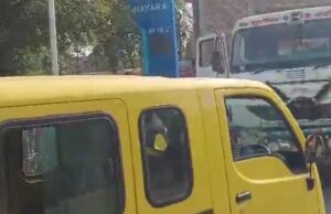 बाबू पैलेस के पास तेज रफ्तार ट्रक ने स्कूली वैन को मारी जोरदार टक्कर,