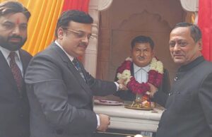 स्वर्गीय अमर सिंह राठौड़, पूर्व अध्यक्ष जिला अधिवक्ता संघ की मूर्ति का हुआ अनावरण