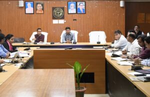जिलाधिकारी ने की राजस्व और कर करेत्तर कार्यों की समीक्षा, अधिकारियों को दिए समयबद्ध निस्तारण के निर्देश