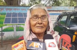 सरकारी आवास पर बेटों ने किया कब्जा, 85 वर्षीय विधवा महिला बेघर