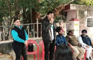 नुक्कड़ सभा कर विद्यार्थियों को दी यातायात नियमों की सीख