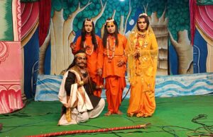 रामलीला में दशरथ ने राम के बनवास जाने के वियोग में त्यागे गये प्राण की लीला का कलाकारों द्वारा सफल मंचन कर दर्शकों को किया गया मंत्रमुग्ध