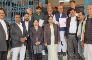 मृतक लेखपाल के परिजनों की मांगों को लेकर डीएम से मिला कांग्रेस प्रतिनिधि मंडल