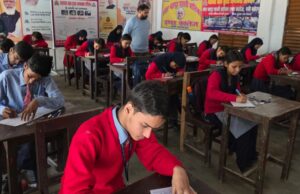 यातायात माह के तहत छात्रों ने बनाई रंगोली, लिखे नारे