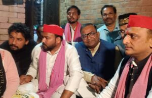 फतेहपुर में बढ़ा सियासी बवाल: दिवंगत लेखपाल सुधीर के घर पहुँचे अखिलेश यादव, बोले—“दोषियों को बचने नहीं दूंगा”