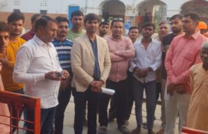सिराथू में अंडर ब्रिज की मांग को लेकर व्यापारियों ने किया प्रदर्शन