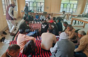 साथी की मौत पर लेखपाल संघ ने किया धरना प्रदर्शन