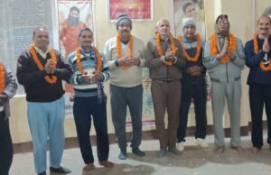 पतंजलि योग परिवार द्वारा नियमित योग साधकों का माल्यार्पण कर किया गया सम्मान