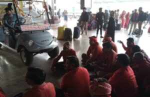 बैटरी कार संचालन के विरोध में कुलियों का धरना