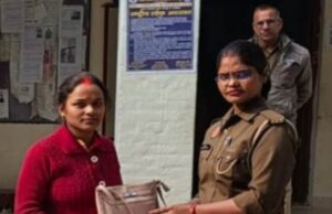 ईमानदारी की मिसाल: चन्दवक पुलिस ने महिला का खोया पर्स सुरक्षित लौटाया