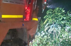 अनियंत्रित ट्रक की टक्कर से एक युवक की मौत,दो गंभीर घायल