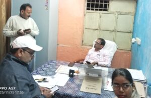 एसडीएम सदर गुलाब चन्द्र ने किया बूथों का निरीक्षण, 18 सुपरवाइजरों को किया नोटिस जारी
