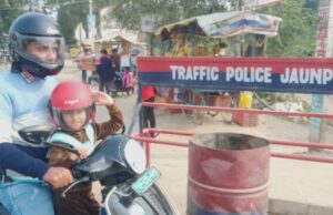 यातायात जागरूकता माह : ग्यारह सदस्यों वाले परिवार में बारह हेलमेट, बच्चों के लिए हार्नेस बेल्ट भी