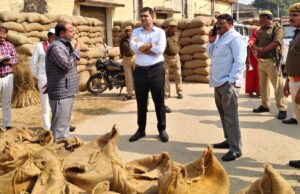 जिलाधिकारी ने धान क्रय केन्द्र नवीन मण्डी अझुवा का किया आकस्मिक निरीक्षण