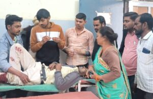 अनियंत्रित होकर ई-रिक्शा पलटा एक गंभीर रूप से घायल, सैफई रेफर