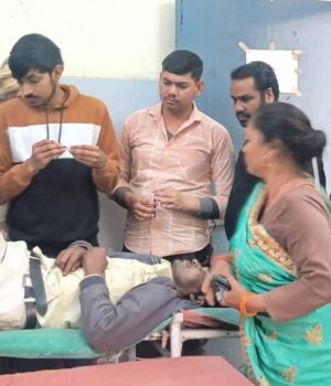 अनियंत्रित होकर ई-रिक्शा पलटा एक गंभीर रूप से घायल, सैफई रेफर