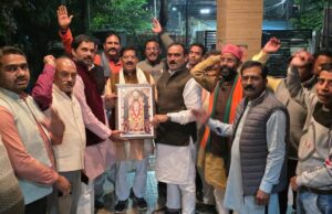 अयोध्या में श्री राम मंदिर के ऊपर ध्वजा पताका फहराए जाने पर जश्न का माहौल
