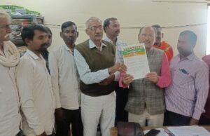 समितियों में यूरिया खाद की किल्लत को लेकर सकिपा ने किया प्रदर्शन, नारेबाजी कर सौपा ज्ञापन