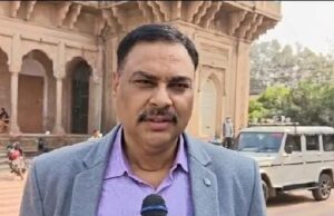 डीएम ने घंटाघर बूथ कैंप का निरीक्षण किया,धीमी रफ्तार पर बीएलओ को लगाई जमकर फटकार