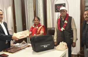 अच्छा कार्य करने वाले दो बीएलओ को डीएम ने किया सम्मानित