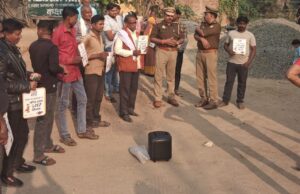औरैया में 112 की टीम ने नुक्कड़ नाटक द्वारा लोगों को जागरूक किया