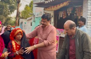 गुलाबी गैंग का ग्यारहवाँ स्थापना दिवस हर्षोल्लास के साथ सम्पन्न, डॉ. संदीप ने किए कम्बल वितरित