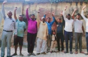 यूरिया की किल्लत से परेशान किसानो का समिति में प्रदर्शन