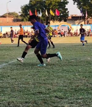 फुटबाल ग्राउंड पर तीन मैच खेले गये खेले गए मैच मे झांसी, बहराइच और अमन सपोर्टिंग क्लब की टीमें विजयी रही