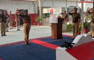 रिजर्व पुलिस लाइन्स में पुलिस झण्डा दिवस के अवसर पर ध्वजारोहण कर समस्त पुलिस कर्मियों को झण्डा दिवस का प्रतीक चिन्ह गया लगाया