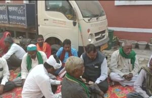 डीएपी खाद व धान क्रय केंद्र की मांग पर धाता के अन्नदाता अनिश्चितकालीन धरने पर