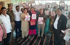 पर्यवेक्षक की निगरानी में बीएलओ ने घर घर बांटे रहे गणना प्रपत्र