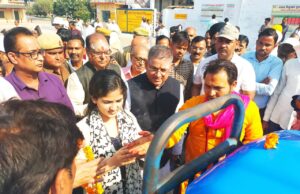 चीनी मिल गोला का वैदिक मंत्रोच्चारण के साथ केन कैरियर में गन्ना डालकर पेराई शुभारंभ