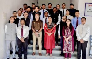 सुशासन की क्लास : डीएम दुर्गा शक्ति नागपाल ने भावी अफसरों को सिखाई सुशासन की बारीकियां