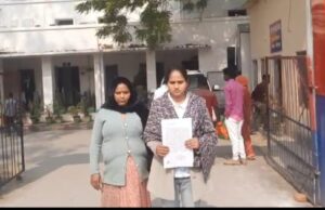 दरवाजा लगाने को लेकर विवाद में युवती पर हमला, मोबाइल छीना पुलिस से एफआईआर दर्ज करने की गुहार