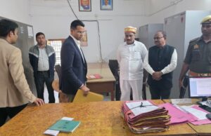 खंड विकास तुलसीपुर में शिकायतकर्ता को फोन मिलाकर डीएम ने शिकायत निस्तारण की जानी स्थिति