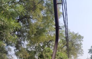 केबल के सहारे झूल रहा क्षतिग्रस्त पोल, विभाग बना धृतराष्ट्र