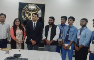 जिला विज्ञान मॉडल प्रतियोगिता के विजेताओं का डीएम ने ज्ञानवर्धक पुस्तकों से किया सम्मानित