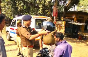 यातायात माह अभियान के तहत एएसपी ने जरूरतमंदों को बांटे हेलमेट